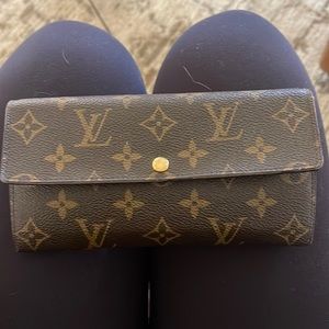 Gently used Louis Vuitton wallet! No damage, in great condition!